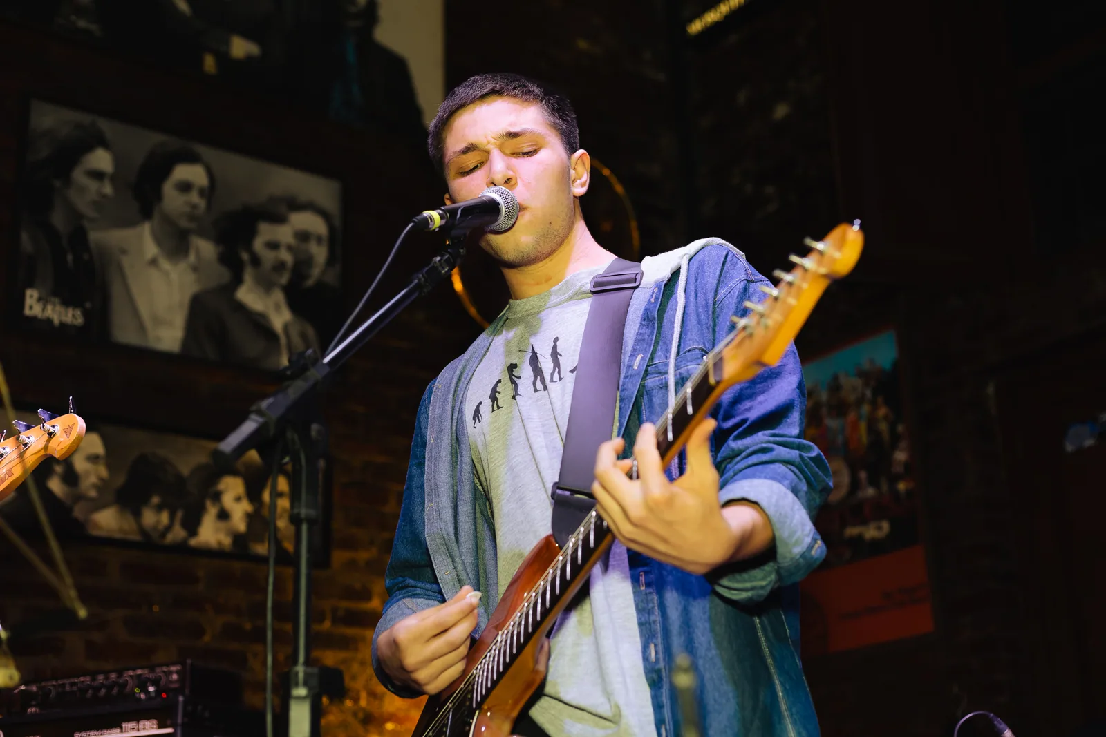 Cantor tocando guitarra durante o sarau da Vibrato em Porto Alegre