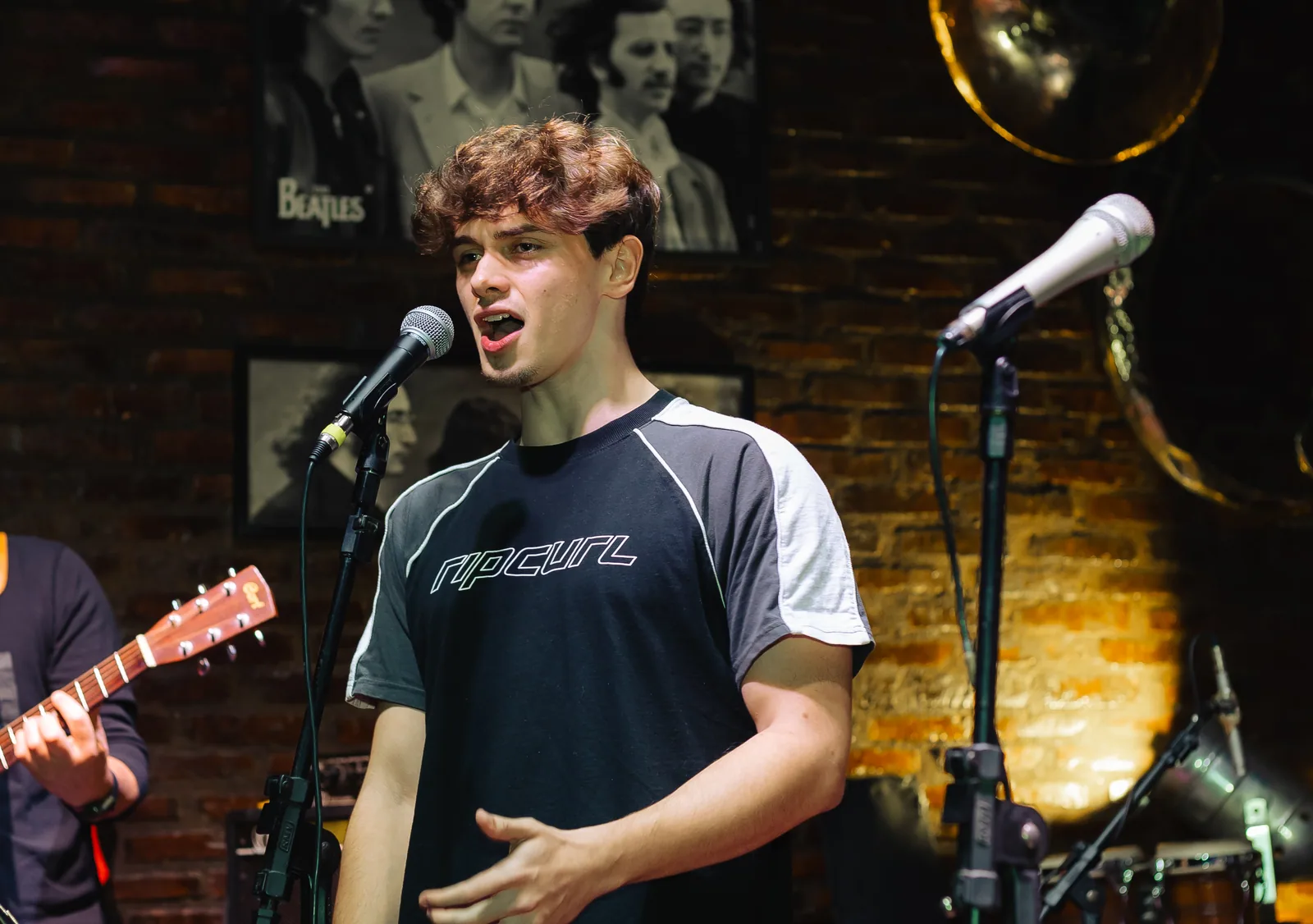 Cantor se apresentando no sarau da Vibrato em Porto Alegre
