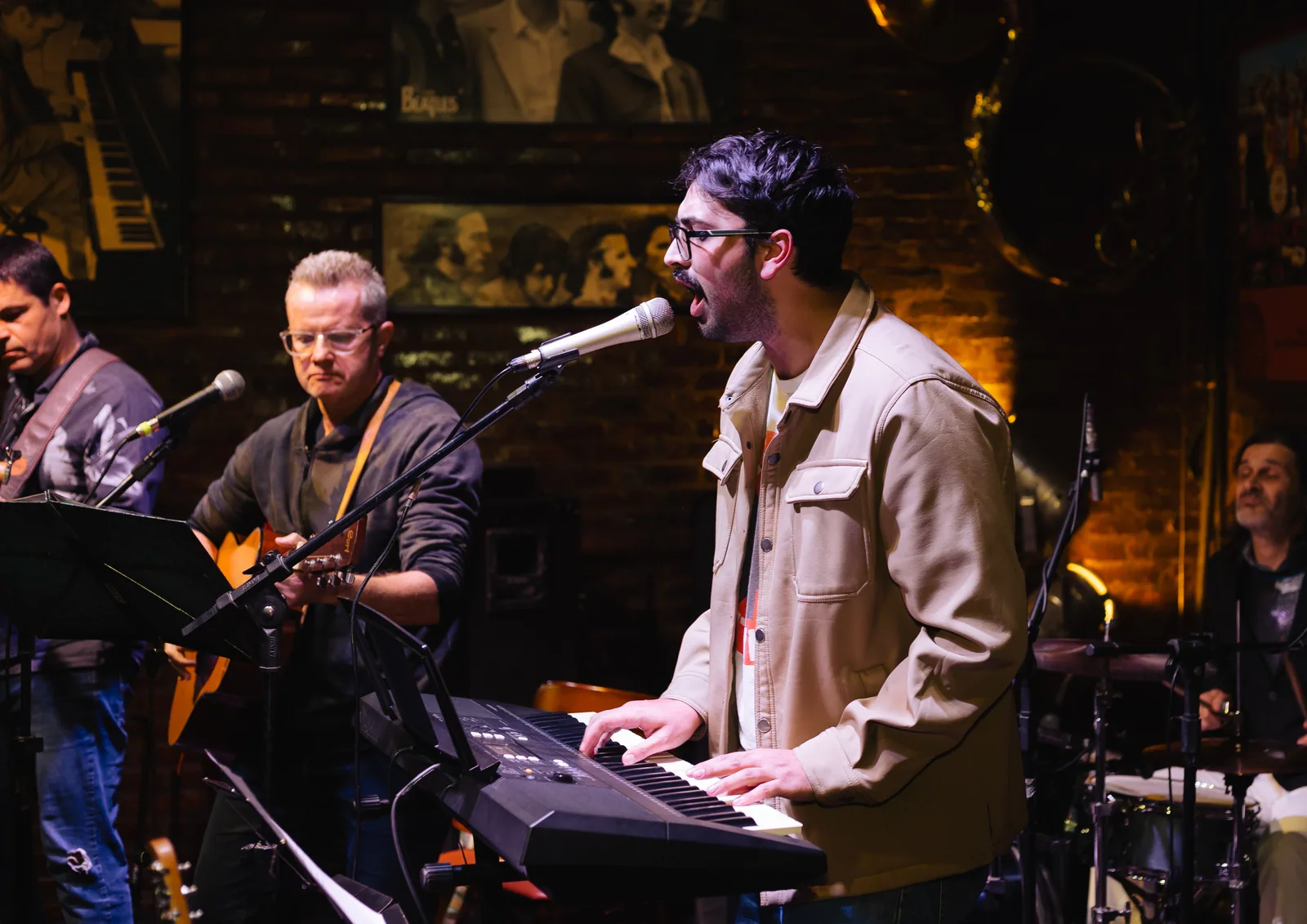 Cantor e tecladista se apresentando no sarau da Vibrato em Porto Alegre