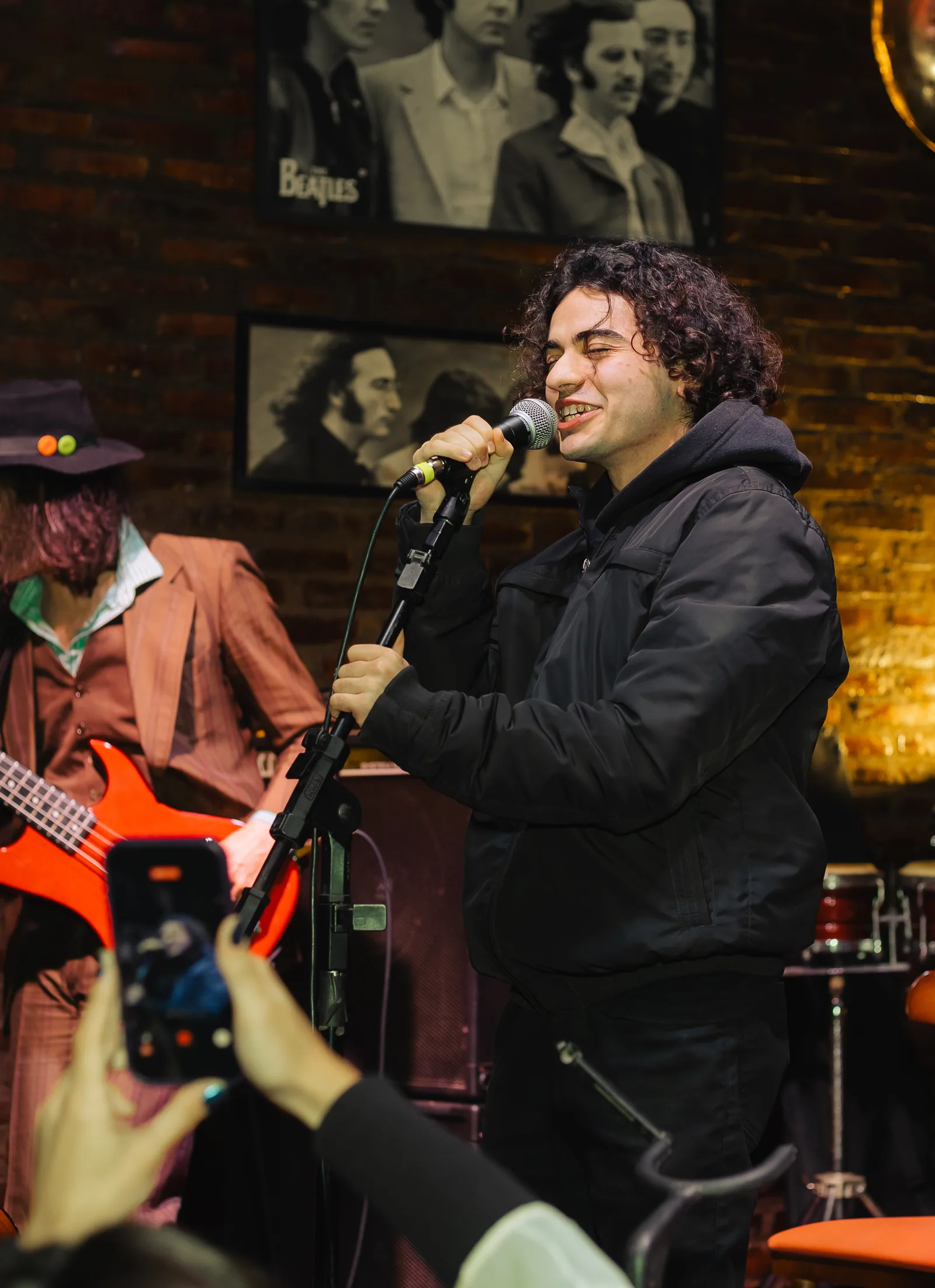 Detalhe de guitarra no palco do sarau da Vibrato em Porto Alegre