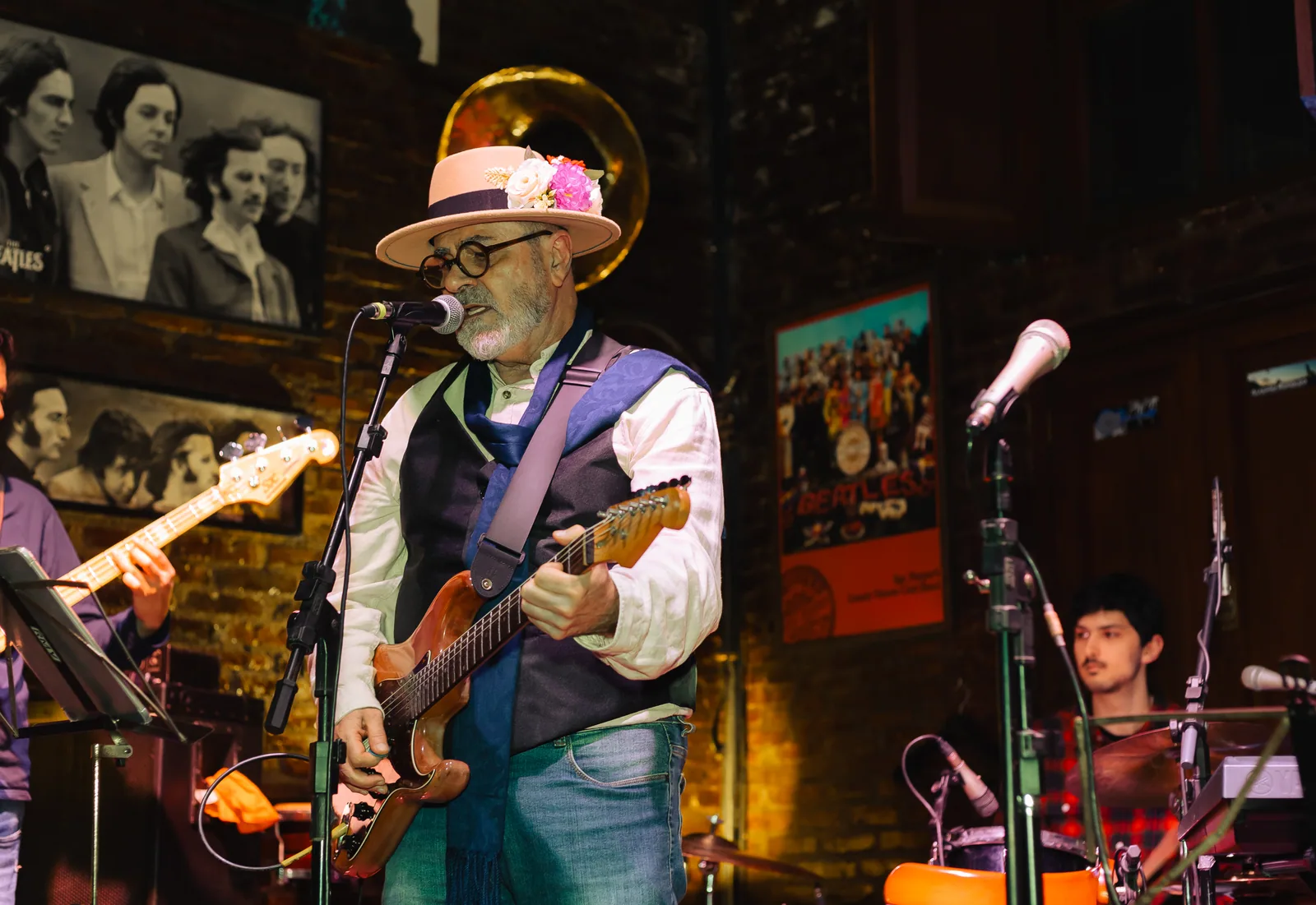 Guitarrista se apresentando no palco do sarau da Vibrato em Porto Alegre