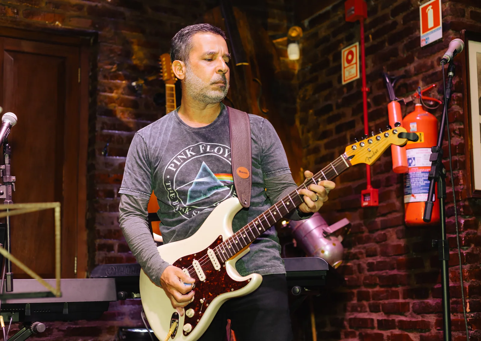 Guitarrista se apresentando no sarau da Vibrato em Porto Alegre