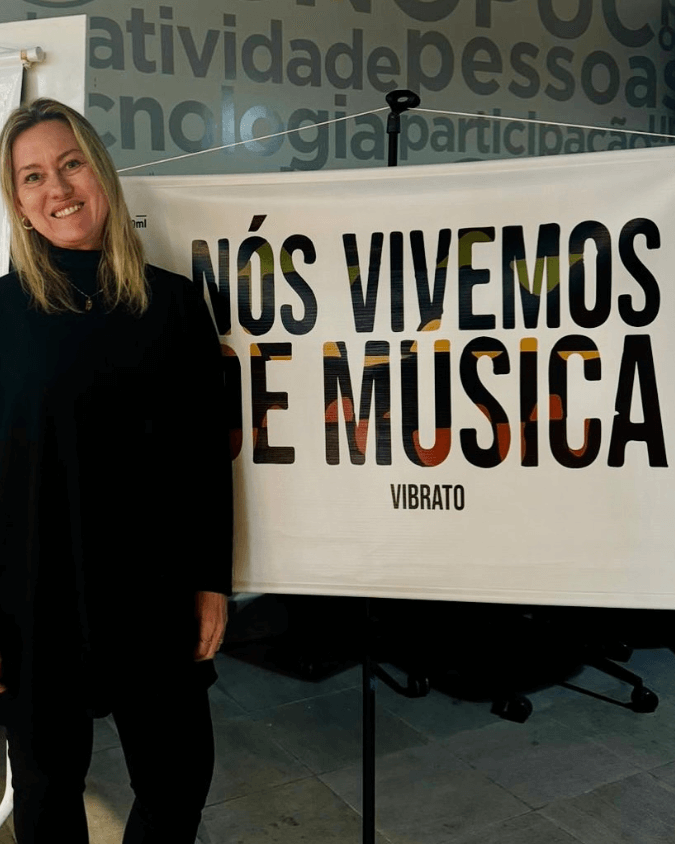 Vibrato Espaço de Música em Porto Alegre – slogan “Nós vivemos de música” na sede.