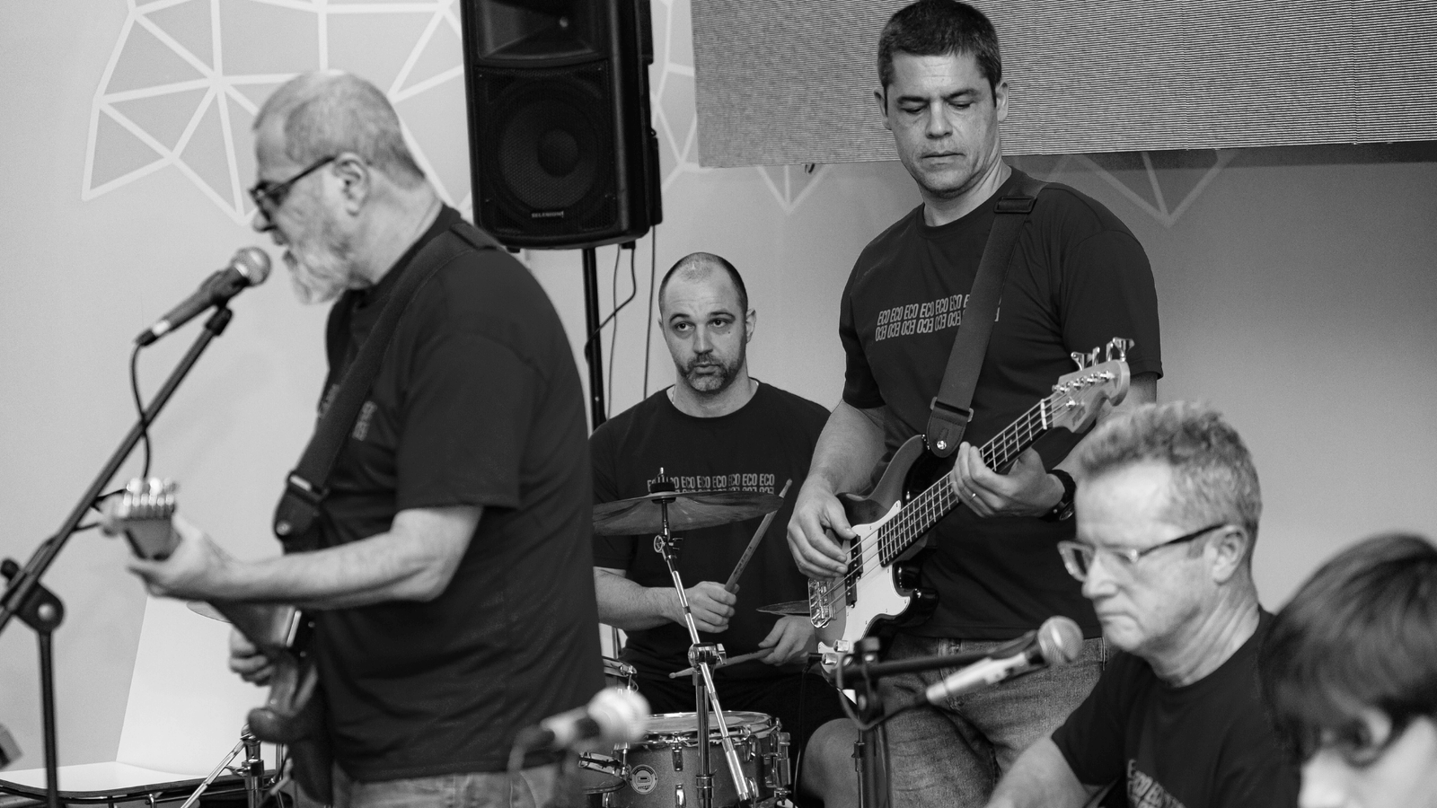Alunos tocando em banda na Vibrato Escola de Música